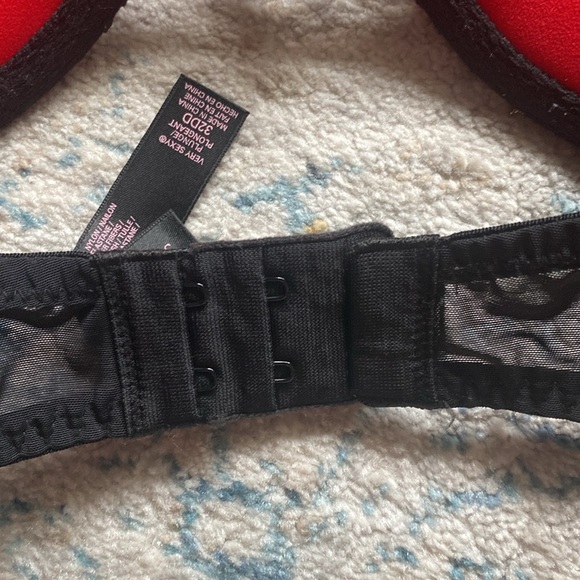 Good condition 32DD red and black lace Victoria secret push up bra! - Picture 3 of 14